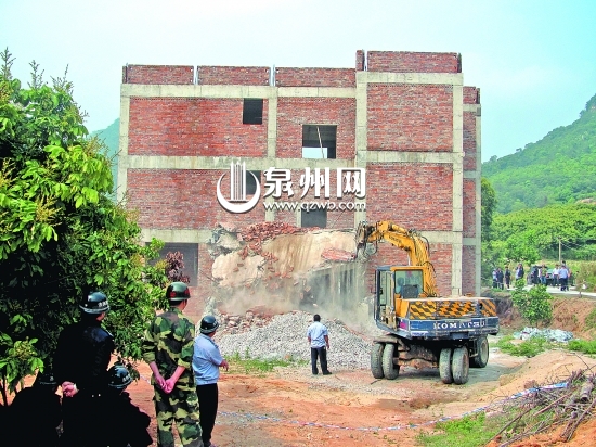 挖掘機對違建別墅進行破除