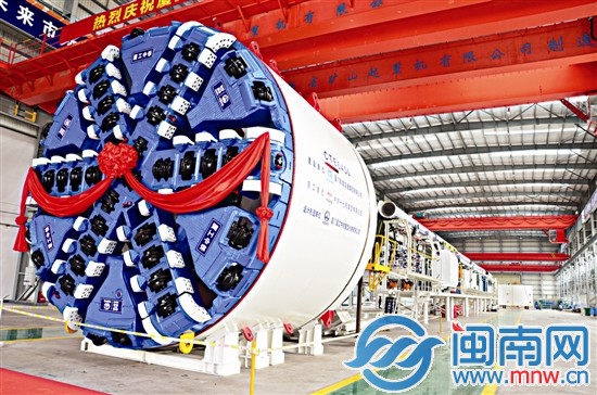 首臺盾構(gòu)機正式下線