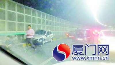 兩車相刮一車撞墻