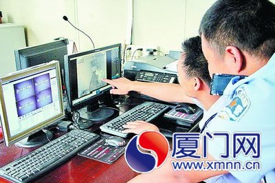 民警調(diào)閱監(jiān)控進(jìn)行研判