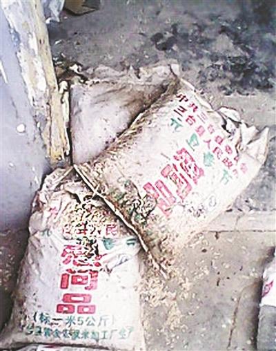 汶川地震救災(zāi)物資存6年霉?fàn)€發(fā)臭