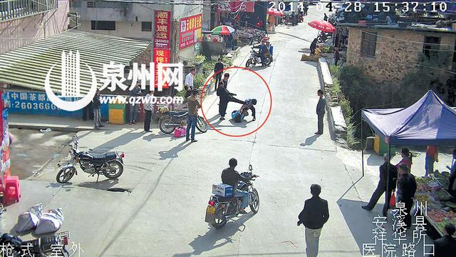 林某(黑衣男子)腳踢協(xié)警(圖中畫紅圈處)