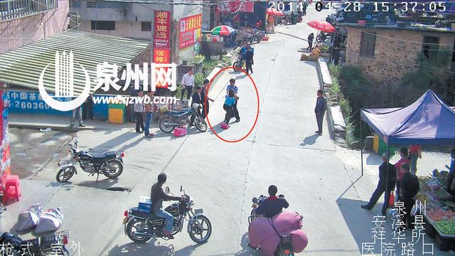 雷某(藍(lán)衣女子)雙手狠抓協(xié)警的手臂 (圖中畫紅圈