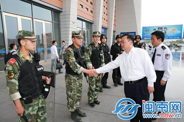 昨天下午，副市長、公安局長盧炳椿看望慰問武裝巡邏