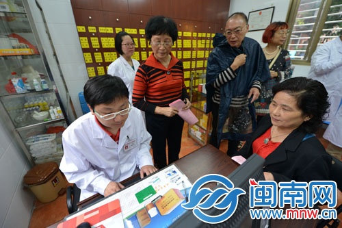 不少老年朋友前來登記就診