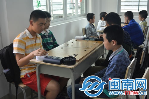 參加圍棋比賽的小選手在認(rèn)真思考