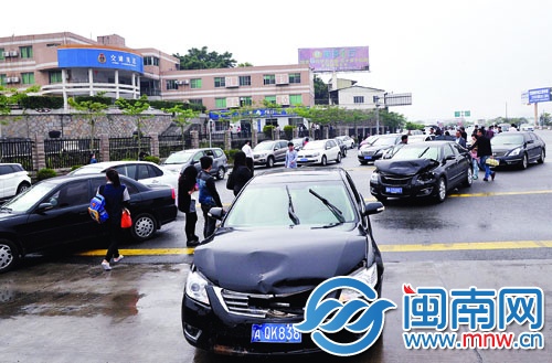 昨日中午，沈海高速水頭出口，停著30多輛事故車