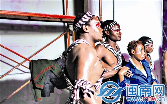 長(zhǎng)年輾轉(zhuǎn)各地的表演，讓他們中有些人結(jié)成情侶