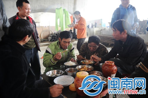 除了食堂做的飯，沒出工的工人偶爾還會自己做些家常菜