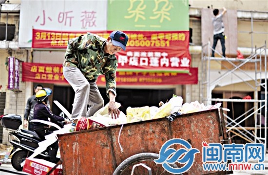 為了裝下更多垃圾，爬上垃圾車將垃圾踩實