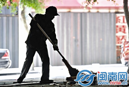 陳凱苗揮著掃帚，清理每一個(gè)衛(wèi)生死角