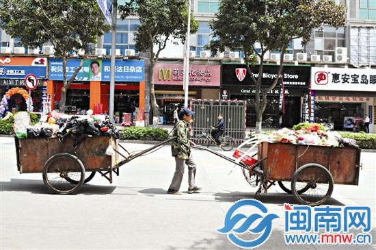 陳凱苗將垃圾運送到兩公里外的垃圾轉運站,早飯的兩
