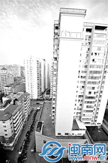 小伙從23樓墜下，落在4樓的露臺(tái)上