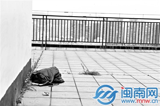 23樓樓頂，小伙遺留的物品