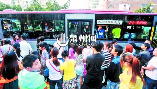 節(jié)日期間，文都游客劇增，市區(qū)公交站臺前擠滿了候車
