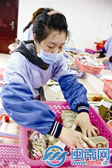 零鈔經(jīng)清點(diǎn)后，被扎成一捆一捆，堆了一筐一筐