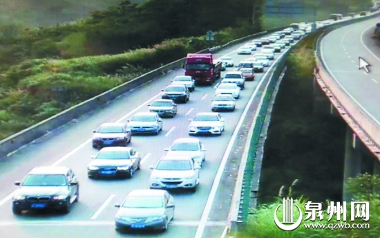 泉三高速車流量較大，車輛緩慢行駛