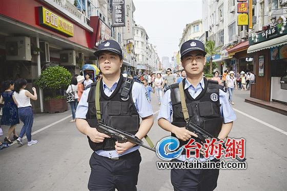 荷槍實(shí)彈24小時巡邏