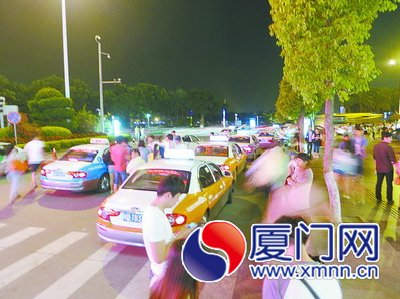 鷺江賓館門前的“小廣場(chǎng)”成“黑車”集散地