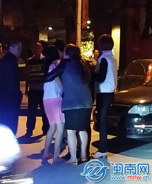 死者王某的家屬在現(xiàn)場(chǎng)