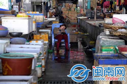 賣菜的阿姨趁沒客人躺在椅上小憩
