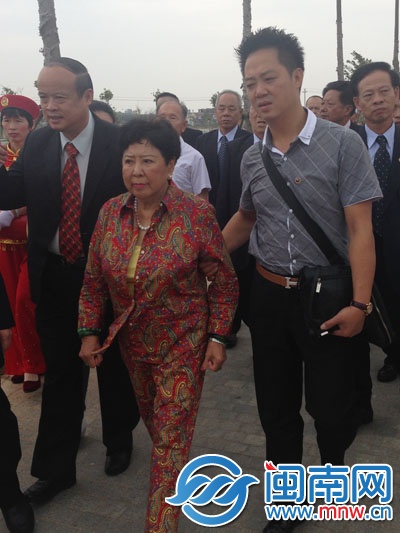 孫穗芳（中間，女）參觀公園建設(shè)情況