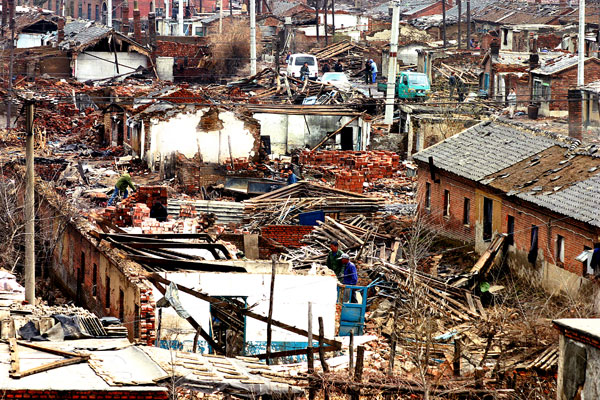 莫地棚戶區(qū)低矮潮濕、四處透風(fēng)的破舊平房