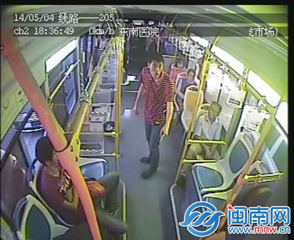 行至刺桐路時，紅衣男子罵張師傅