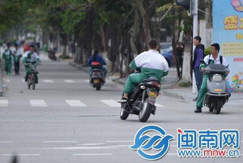 中學(xué)生騎超標(biāo)電動車放學(xué)回家很普遍
