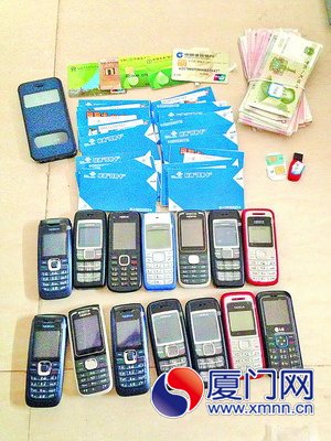 民警繳獲大量作案手機(jī)和銀行卡