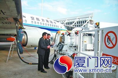 廈門機(jī)場(chǎng)海關(guān)在監(jiān)管保稅航油添加