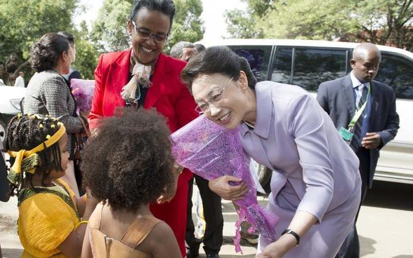 5月5日，李克強(qiáng)夫人程虹在埃塞俄比亞總理夫人的陪同