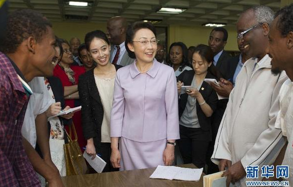 5月5日，李克強(qiáng)夫人程虹在埃塞俄比亞總理夫人的陪同