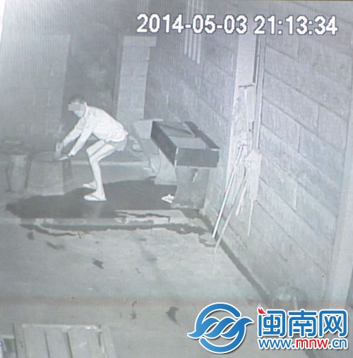 監(jiān)控視頻顯示，鄰居張某擰開瓶蓋后，將瓶子投進井里