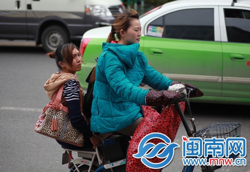 氣溫不高，有行人穿著厚衣