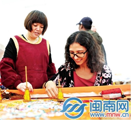 留學(xué)生學(xué)習(xí)刺繡