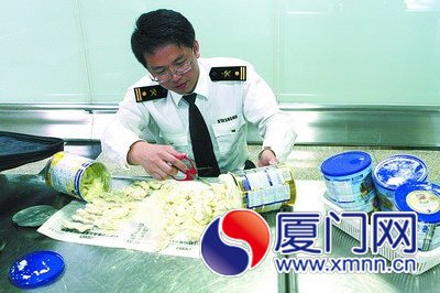女性旅客攜帶入境的兩罐奶粉內，查獲海參1.93千克