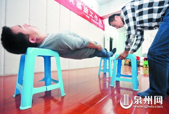 被催眠后身體僵硬，中間凳子被抽走