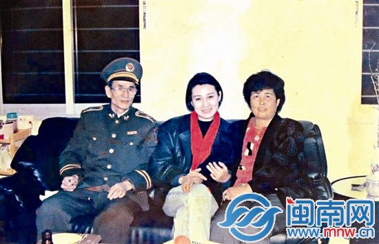楊保廷夫妻與張凱麗合影的場(chǎng)景