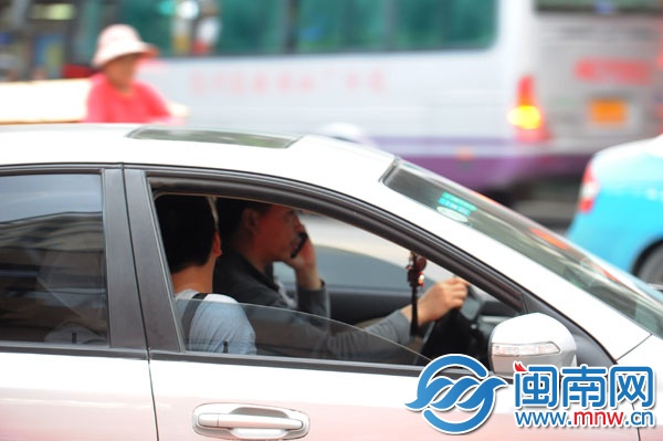 開車打手機(jī)容易引發(fā)交通事故（昨日下午5點(diǎn)多攝于泉
