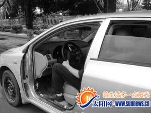 轎車駕駛座車門不見了 司機竟照常開車上路