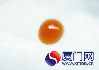 純蜂蜜（左）遇紙巾不化，