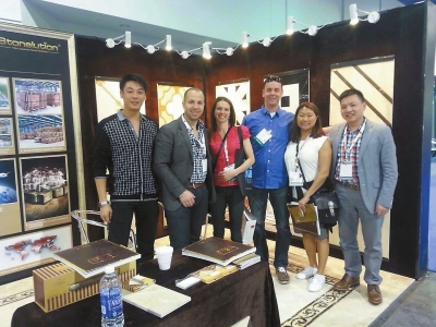 國外客商參觀施朗格石磚展廳時與企業(yè)代表合影。