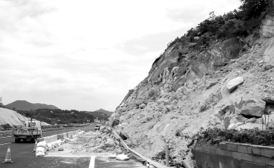 南安山體滑坡堵了兩車道