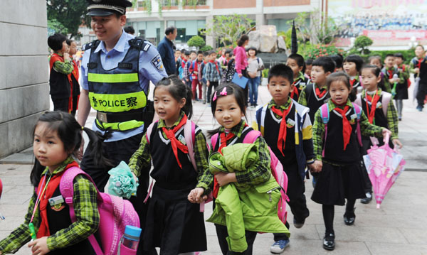 昨天中午放學(xué)，社區(qū)民警在鯉城區(qū)實(shí)驗(yàn)小學(xué)門口護(hù)送孩子