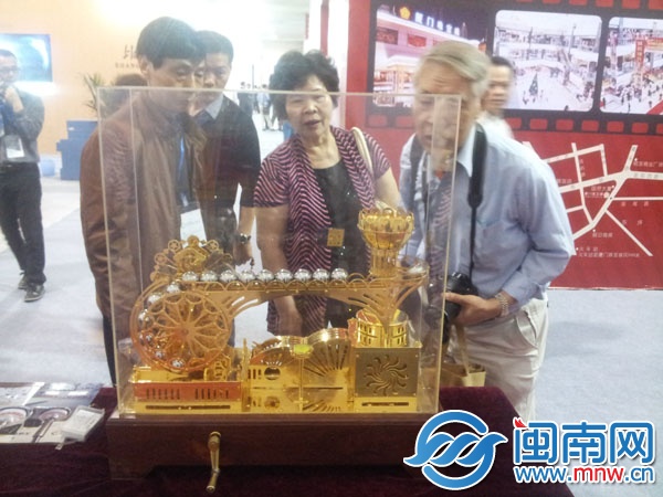 鐘表愛好者在飛球儀前駐足欣賞