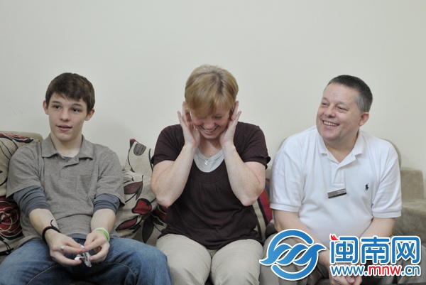 當(dāng)記者問到父子倆打算怎么給媽媽過節(jié)時，金自覺地堵