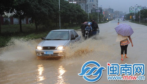 泉州出現(xiàn)短時(shí)強(qiáng)降雨，臺(tái)商區(qū)積水嚴(yán)重