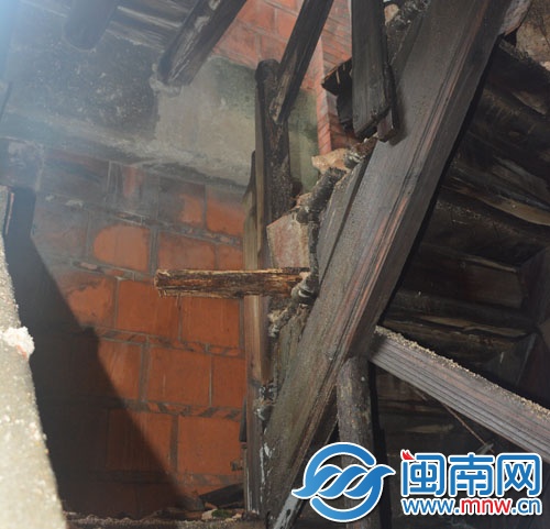 張阿婆住的老厝木梯已腐爛