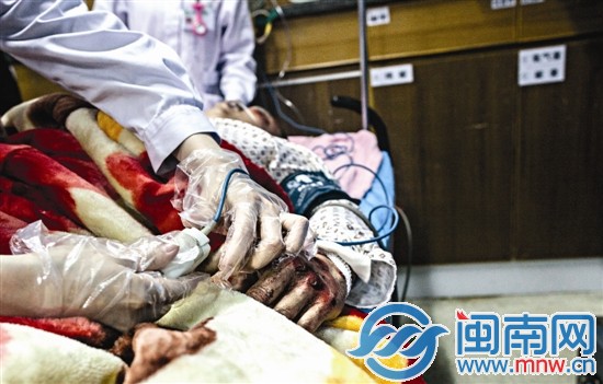 救人時(shí)間總是很短，有時(shí)候護(hù)士來(lái)不及做過(guò)多防護(hù)就投